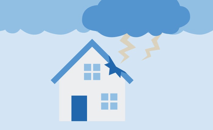 アンテナに落雷し建物が損傷した